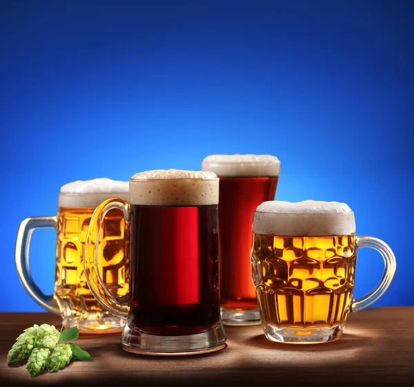 Stillleben mit Biergläsern. — Stockfoto