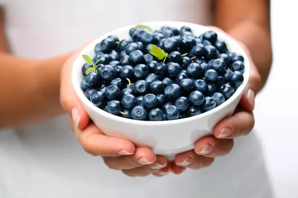 Crockery with blueberries. — Stock Photo, Image
