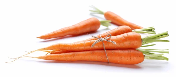 Ώριμα φρέσκα καρότα σε λευκό φόντο. — Φωτογραφία Αρχείου