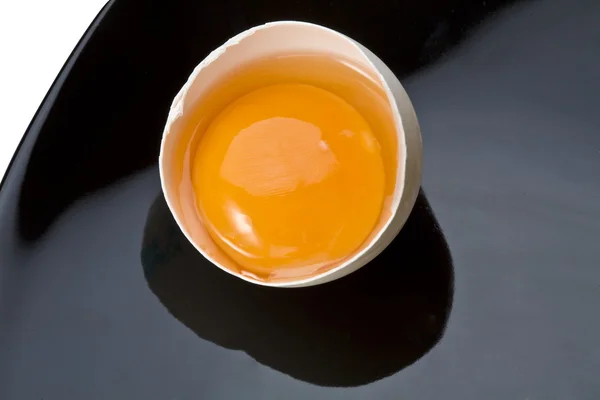 절반 흰색 검정 잉크 판에 계란. — 스톡 사진
