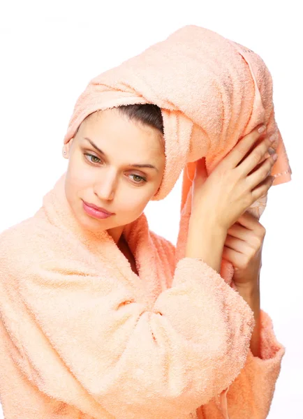 Ung kvinna drys hårstrån med handduk. — Stockfoto