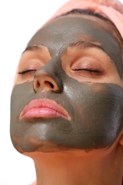 Ansikte av ung kvinna med mud mask på det. — Stockfoto