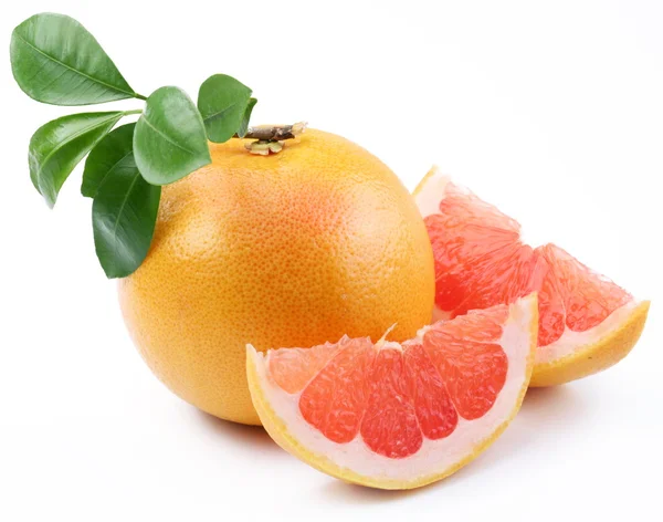 Zralých grapefruitů s listy a plátky na bílém pozadí — Stock fotografie