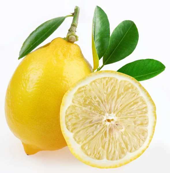 Limón maduro con rodajas y hojas sobre un fondo blanco . — Foto de Stock