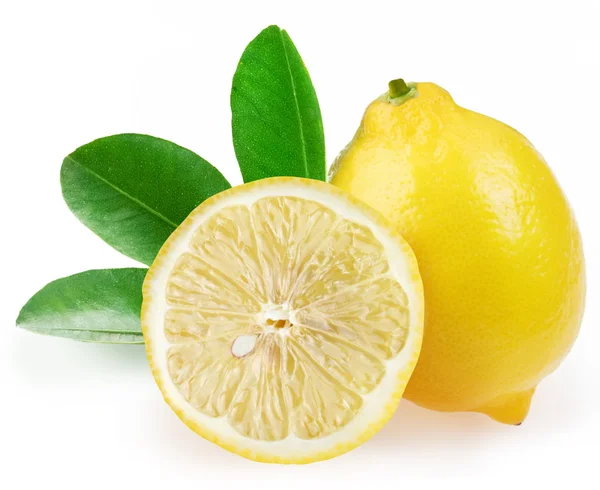 Limón maduro con rodajas y hojas sobre un fondo blanco . — Foto de Stock