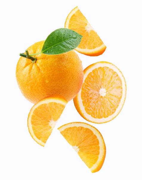 Падіння апельсинових і апельсинових скибочок — стокове фото