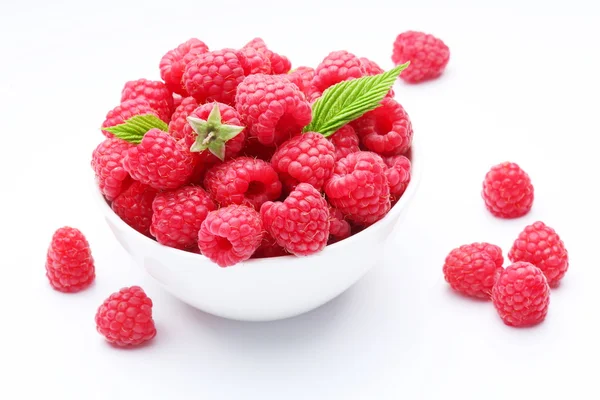 Crockery with beautiful tempting raspberries. — Stock Photo, Image