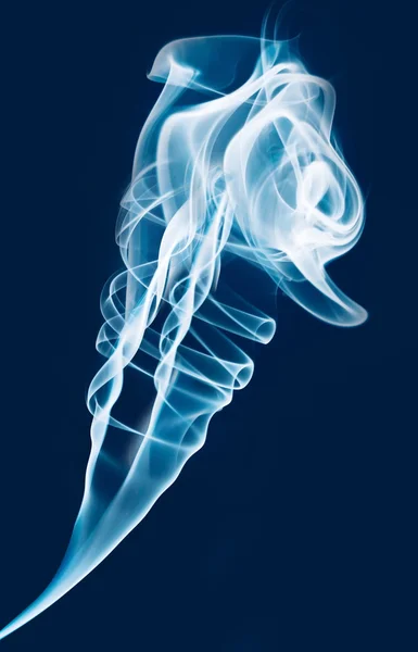 Jato de fumaça branca contra um fundo azul — Fotografia de Stock