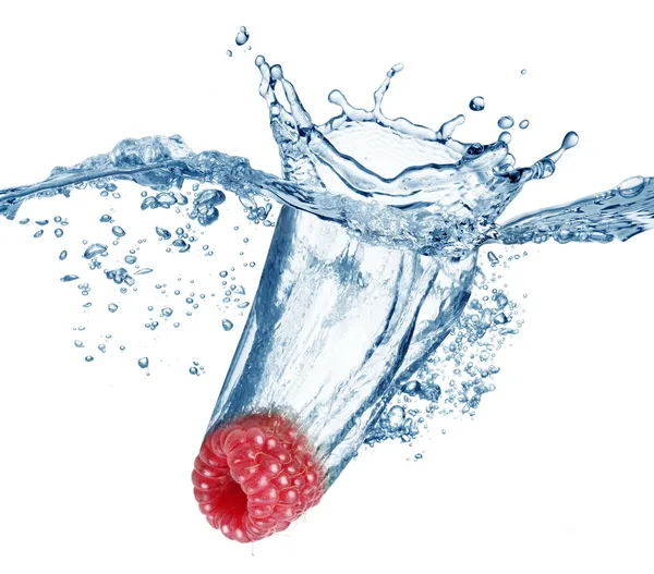 Raspberry falls deeply under water with a big splash. — Stock Photo, Image