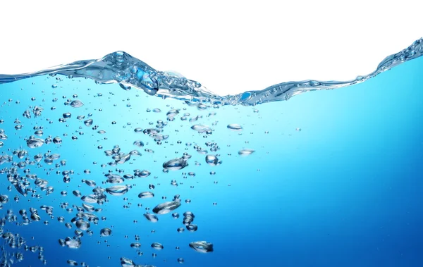 Повітряні бульбашки піднімаються від дна океану до поверхні. Аї — стокове фото