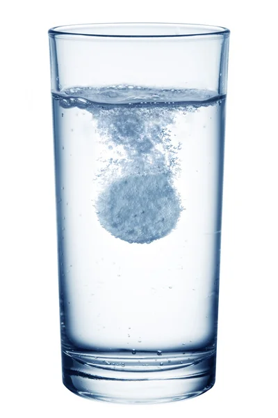 Koolzuurhoudende pil in het glas water. — Stockfoto