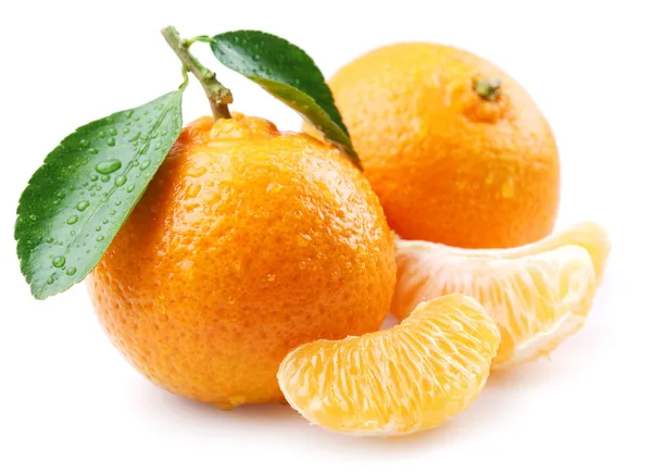 Reife Mandarinen mit Blättern und Scheiben auf weißem Hintergrund — Stockfoto
