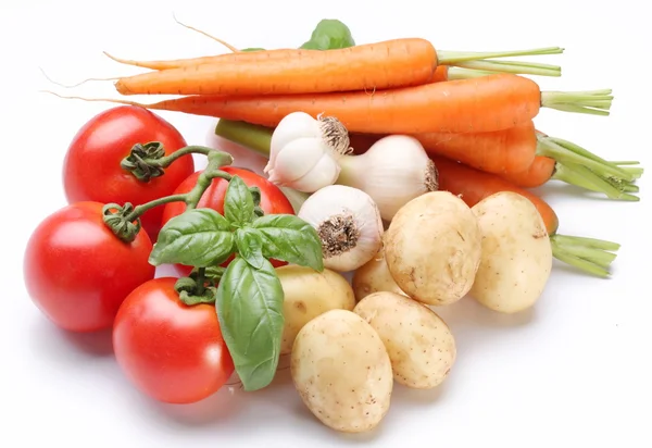 Grupo de verduras frescas sobre fondo blanco — Foto de Stock
