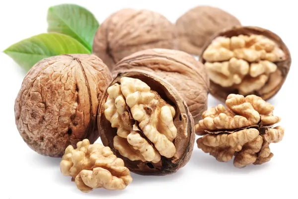 Vlašské ořechy s listy izolované na bílém pozadí. — Stock fotografie