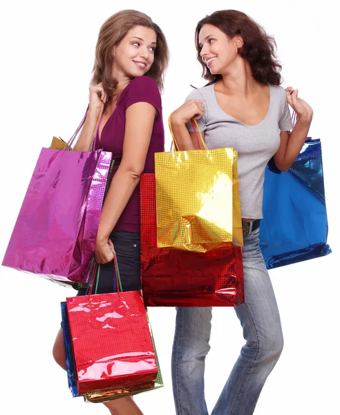 Δύο νεαρές γυναίκες με τσάντες shoppping. — Φωτογραφία Αρχείου