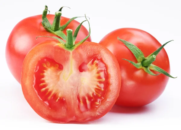 Grupo de tomates maduros y su mitad — Foto de Stock