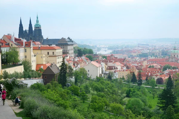 Červené střechy starého města pražského. — Stock fotografie