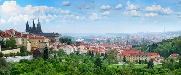 Krásný panoramatický výhled na červené střechy starého města pražského. — Stock fotografie