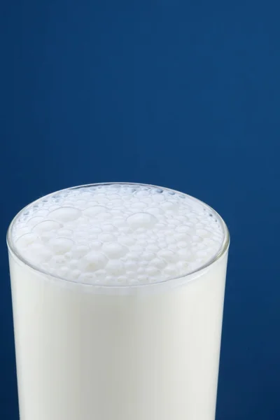 Vetro di latte su sfondo blu — Foto Stock