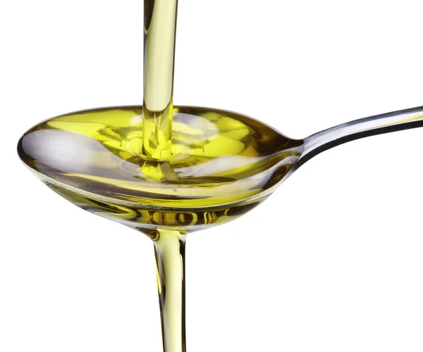 Olivový olej proudí do lžíce. — Stock fotografie