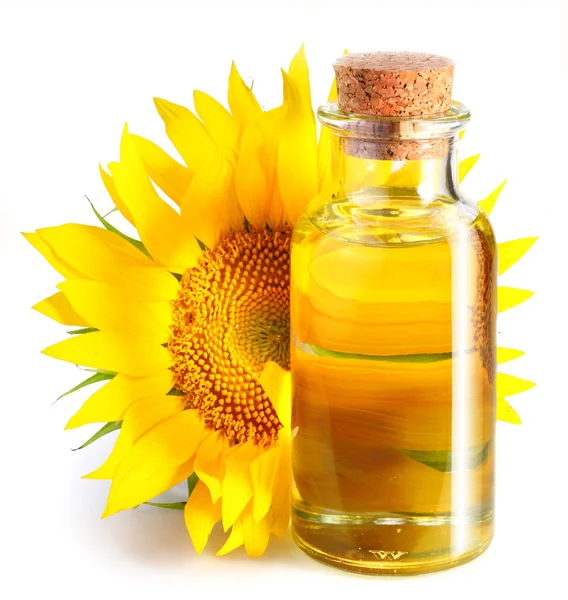 Láhev slunečnicového oleje s květem na bílém pozadí. — Stock fotografie