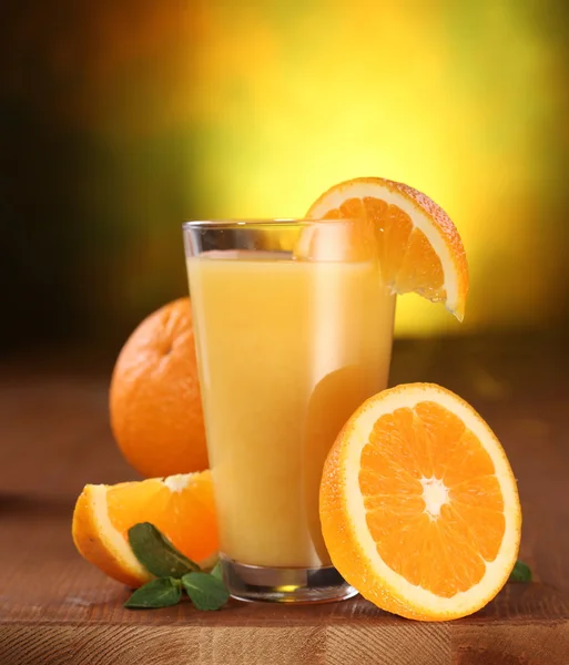 Orangen und ein Glas Saft. — Stockfoto