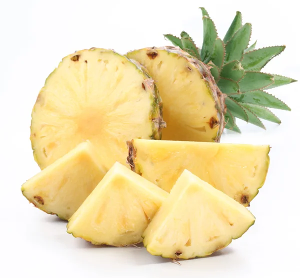 Érett ananász, gazdag zöld Rozetta vágott. elszigetelt fehér. — Stock Fotó