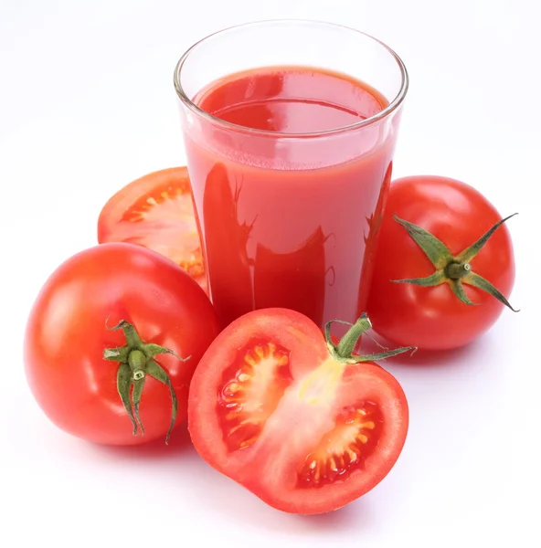 Sok świeżych pomidorów i dojrzałe pomidory okrągłe szkła. — Zdjęcie stockowe