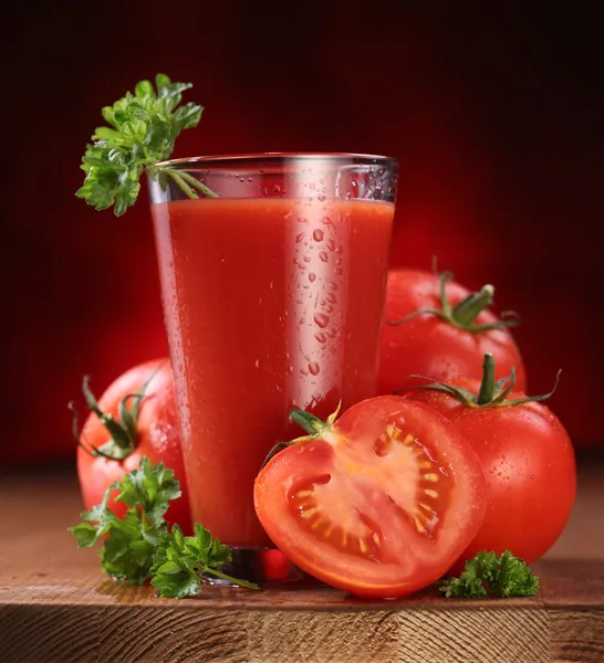 Stillleben von frischen Tomaten und ihrem Saft. — Stockfoto