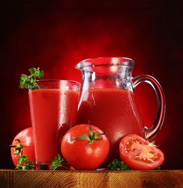 Sürahi ve bardak domates suyu ile dolu. — Stok fotoğraf