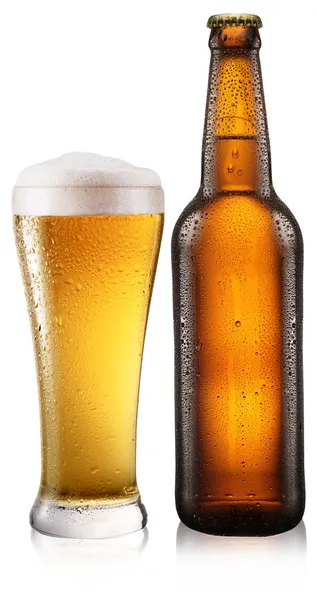 Garrafa de cerveja com gotas no fundo branco. O arquivo contém — Fotografia de Stock
