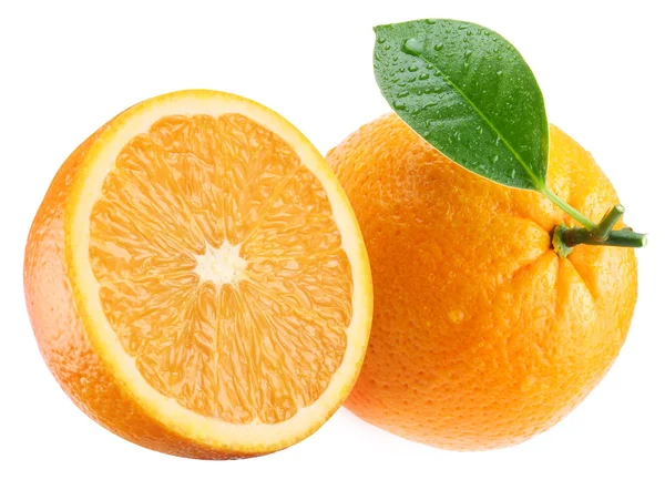 Mogen orange och dess halva med blad. — Stockfoto