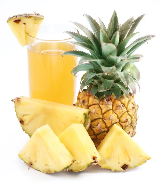 Pineapple juice and fruit. — Stock Photo, Image