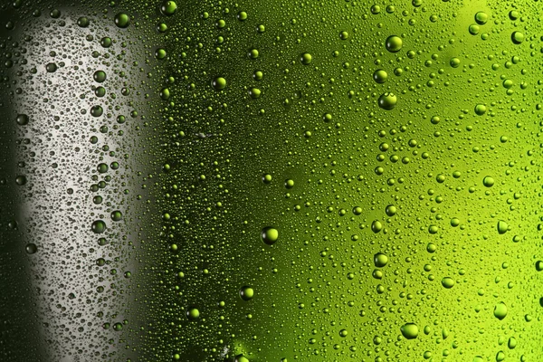 Textuur water druppels op de fles bier. — Stockfoto