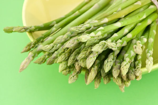 Foglia di asparagi su sfondo verde . — Foto Stock