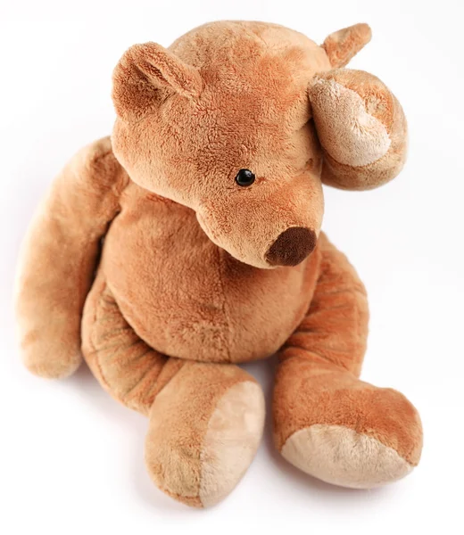 Ziek teddybeer met gips op zijn kop. geïsoleerd op een witte achtergrond. — Stockfoto