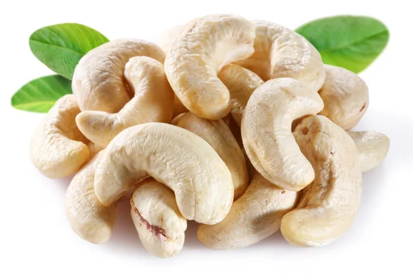 Cashew met bladeren op witte achtergrond — Stockfoto