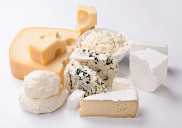 Различные виды сыров . — стоковое фото