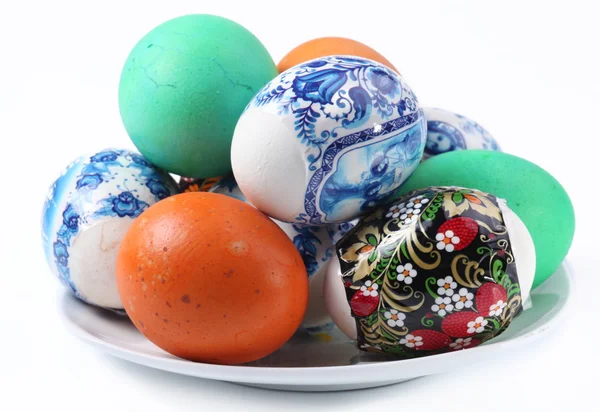 Huevos multicolores en un plato. Vacaciones de Pascua — Foto de Stock
