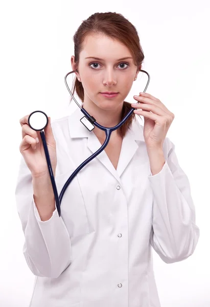 Arzt, der auf der Gesundheitskarte ausfüllt. isoliert auf einem weißen. — Stockfoto