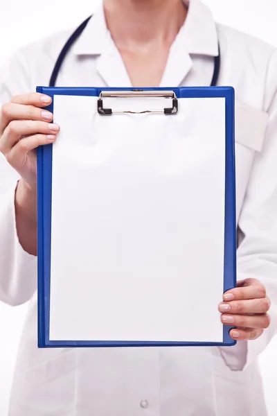 Doctor holds clipboard with empty sheet. Isolated on a white. — Stock Photo, Image