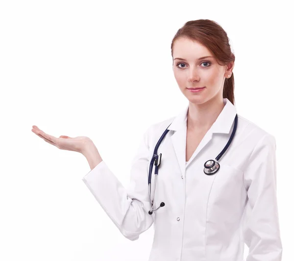 Θετική γιατρός δείχνει άδειο χέρι. απομονωμένη σε ένα λευκό. — Φωτογραφία Αρχείου