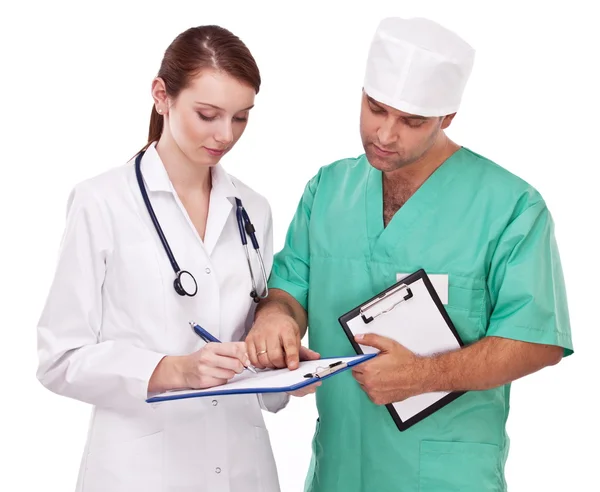 Médicos a preencher o cartão médico. Isolado em um branco . — Fotografia de Stock