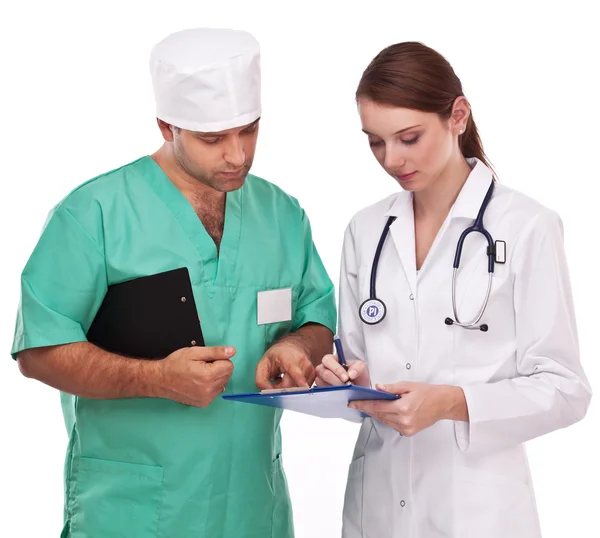 Médicos a preencher o cartão médico. Isolado em um branco . — Fotografia de Stock