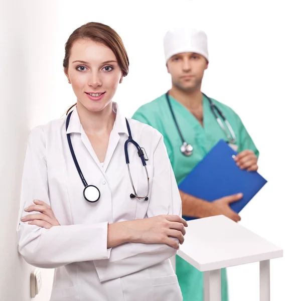 Porträt der Ärztin mit ihrem Kollegen im Hintergrund. — Stockfoto