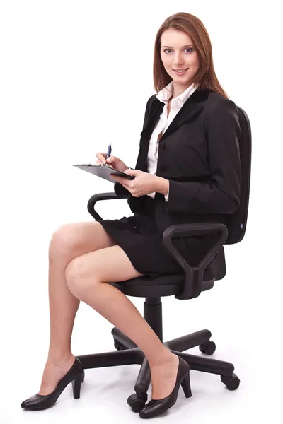 Portret van een jonge vrouw zittend op een stoel en writiing iets. op — Stockfoto