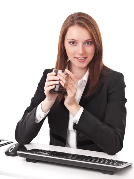 Молодая деловая женщина держит чашку кофе. Isolated on a whit — стоковое фото