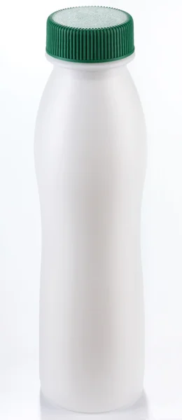 Garrafa de plástico de leite sobre um fundo branco — Fotografia de Stock