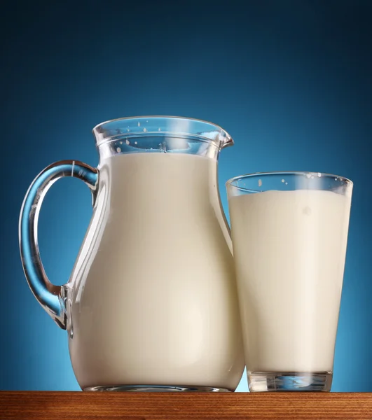 Copo e jarra de leite. foto . — Fotografia de Stock