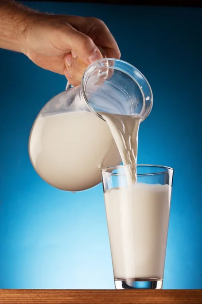 Verre et pot de lait. photo . — Photo